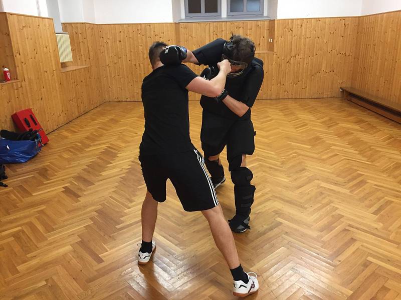 Krav maga představuje sebeobranný systém, který řeší nastalé situace komplexně, od toho, co předchází fyzickému střetu po jeho průběh až po opuštění místa střetu. Obsahuje v sobě i hodně z filozofie.