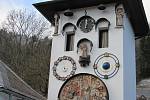 Kryštofoúdolský orloj, jenž je v provozu od roku 2008, se skládá z 22 figur. Osmnáct z nich se každý den od 8 do 22 hodin vždy v celou rozpohybuje. Umístěný je v budově bývalé trafostanice.