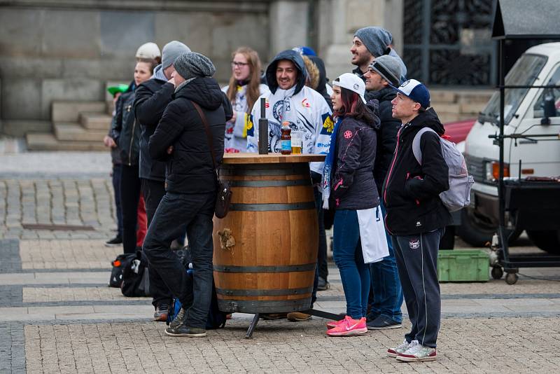 Fanoušci hokejových Bílých Tygrů mohli sledovat všechny zápasy finále extraligy na velkoplošné obrazovce umístěné na náměstí Dr. E. Beneše. Na snímku fanoušci ze dne 19. dubna při sledování čtvrtého finálového zápasu.