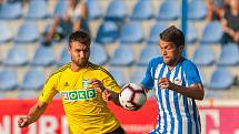 Zápas 1. kola první fotbalové ligy mezi týmy FC Slovan Liberec a MFK Karviná se odehrál 21. července na stadionu U Nisy v Liberci. Na snímku zleva Tomáš Wágner a Aleš Nešický.