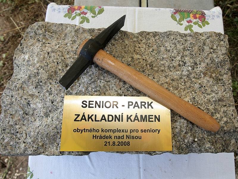 Na základní kámen klepali hejtman Libereckého kraje Petr Skokan a starosta Hrádku nad Nisou Martin Půta. 