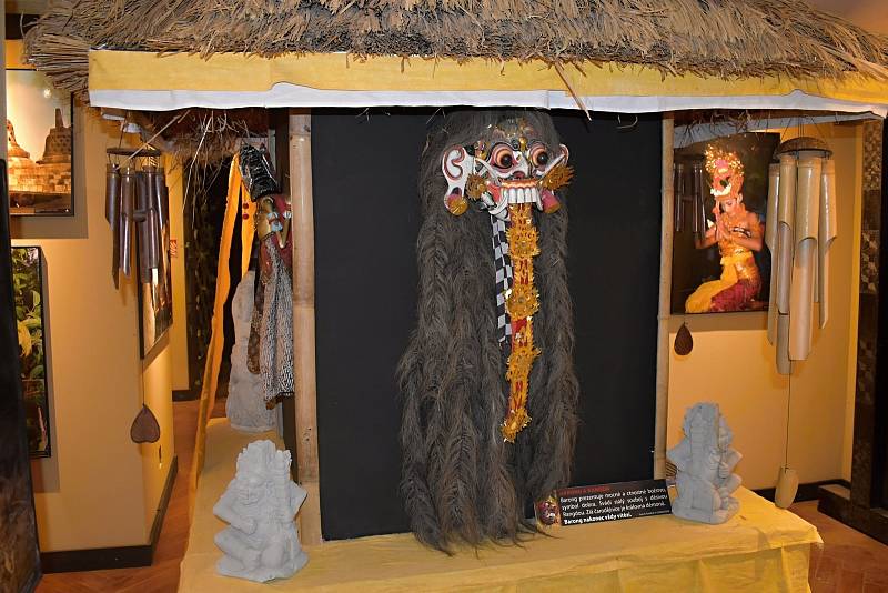 Výstava nabízí stovky exponátů od rituálních masek, přes totemy až po cestovatelské kufry Miloslava Stingla