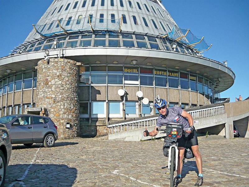 S KOLEM KOLEM ČECH. Výšlapem na Ještěd ukončil Petr Šíma symbolicky svou pouť kolem Čech. Svezl se z Pradědu (uprostřed), setkal se s prima lidmi, třeba na Valašsku (vlevo dole) a především si splnil svůj cíl. Dotknout se všech čtyř hraničních patníků.