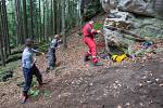 V lese u části Obce Vyskeř - Skalany snaží hasiči a záchranáři již šestým dnem vyprostit psa, který uvízl v liščí noře mezi skalami.