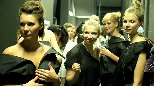 Zákulisí před Fashion show na DrinkARTu ve vratislavických Desítkách