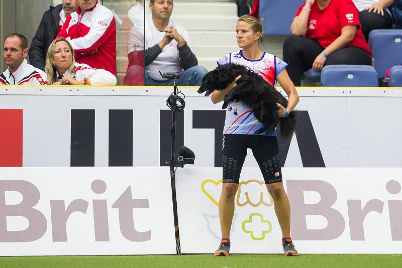 Poslední den Mistrovství světa v agility proběhl 8. října v Home Credit areně v Liberci. Na snímku je Martina Magnoli Klimešová se psem Kiki před disciplínou agility jednotlivců se středně velkými psy.