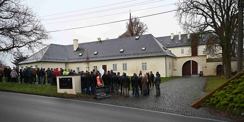 U zámku ve Svijanech odhalili přátelé pamětní desku prvnímu sládkovi pivovaru Františku Horákovi.