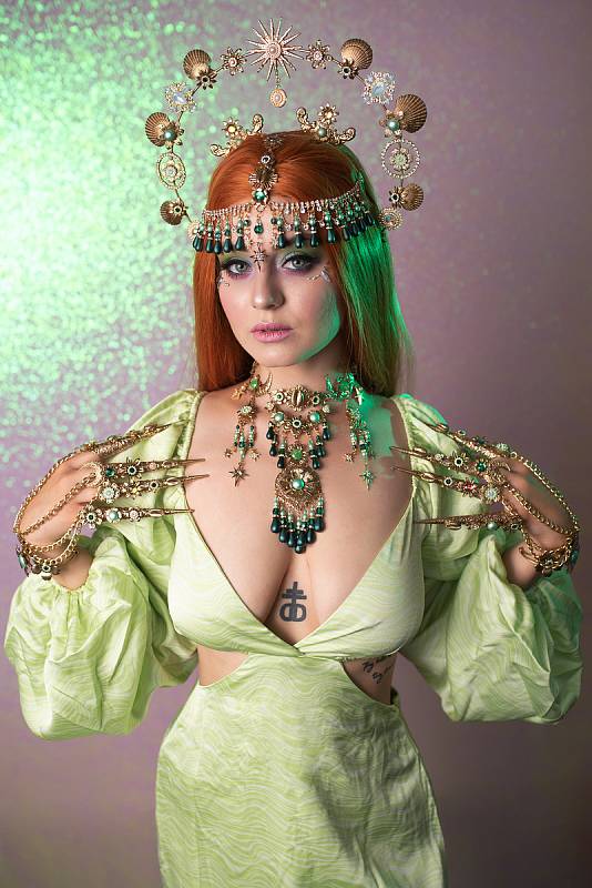 Anička a Vlado Škardovi tvoří módní doplňky a šperky v libereckém ateliéru Carbickova Crowns už od roku 2010. Fotka vznikla ve spolupráci s Barborou Márinkovou.