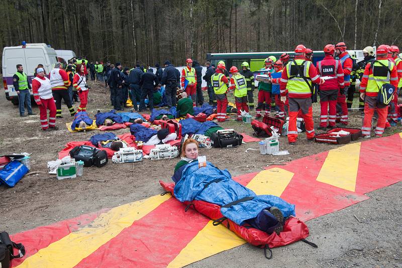 Na silnici č. 13 mezi Chrastavou a Rynolticemi proběhlo taktické cvičení základních složek IZS a vězeňské služby „Věznice 2019“.