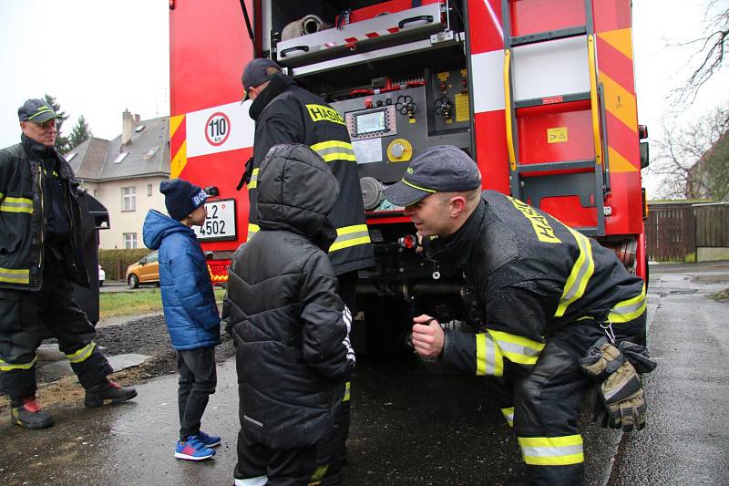 Hasiči v Domě sv. Moniky.