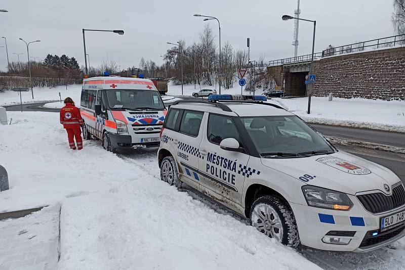 Český červený kříž spolu s libereckou městskou policií pomohl lidem bez domova