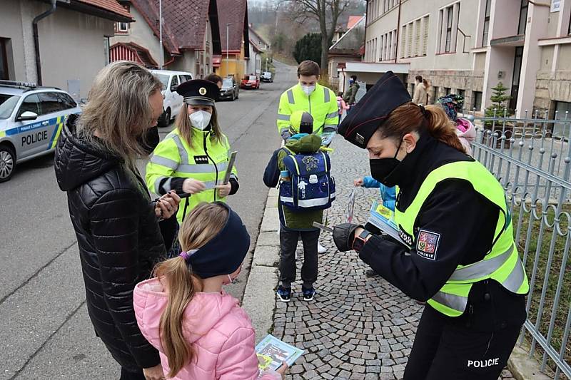 S návratem do škol si děti z některých základních škol mohly připomenout pravidla bezpečného přecházení vozovky a další pravidla společně s policisty a zástupci Týmu silniční bezpečnosti a BESIP Libereckého kraje.