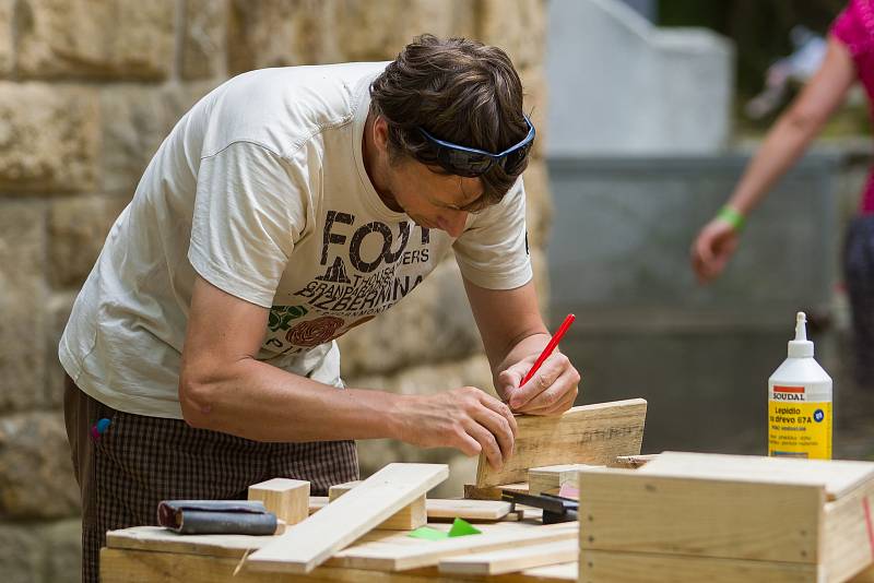 Greenfest, festival plný inspirativních přednášek a dílen na témata přírodní stavitelství, energetická soběstačnost, permakultura, zdravá strava či osobní rozvoj proběhl 3. června již po páté. Na snímku tvoření z palet.