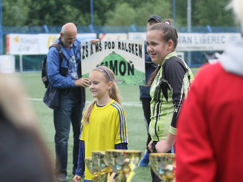 Dvě kategorie žáků ze základních škol Libereckého kraje bojovalo o titul krajského mistra v malém fotbale, který pořádal McDonald. Šlo o 21. ročník McDonald´s Cupu.