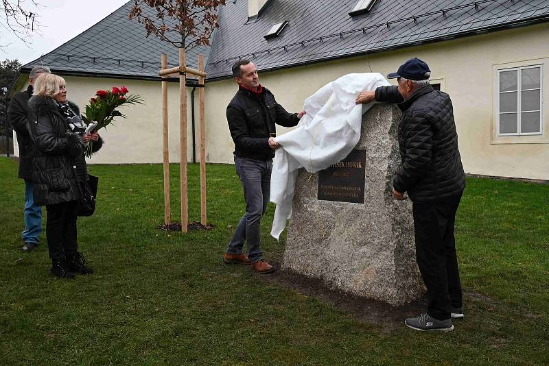 U zámku ve Svijanech odhalili přátelé pamětní desku prvnímu sládkovi pivovaru Františku Horákovi.