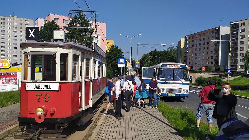 Spolek Boveraclub už třiatřicet let zachraňuje historické dopravní prostředky.