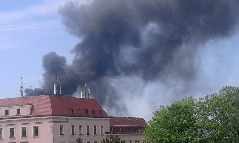 Černý dým zahaluje Liberec - hoří v areálu Severochemy.