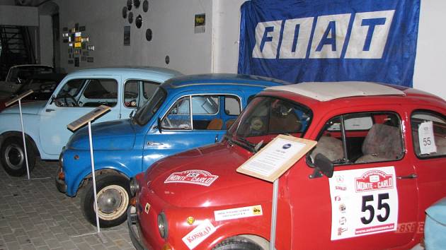 PESTRÁ PODÍVANÁ čeká návštěvníky Automuzea. Prohlédnou si vozy značky Porsche, ať ty sportovní nebo třeba traktor, ale i legendárního Brouka nebo kolekci značky Fiat.
