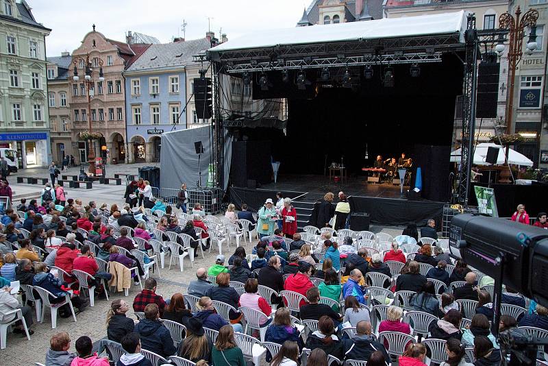 Pěvkyně Lívie Obručník Vénosová, herečka Karolína Baranová a tanečník Rory Ferguson. To jsou vítězové letošního ročníku Liberecké Thálie.