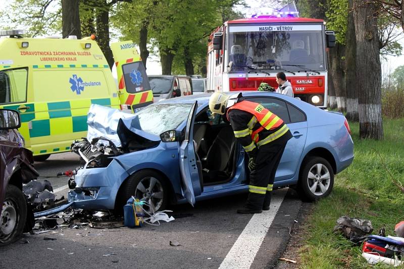 Vážná nehoda uzavřela v neděli ráno silnici mezi Pertolticemi a Habarticemi na Liberecku. Čelně se tu srazila Škoda Rapid s Mercedesem Vito.