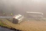 Autobus plný lidí havaroval v sobotu kolem deváté hodiny ranní u Osečné na Liberecku. Foto z mobilu.