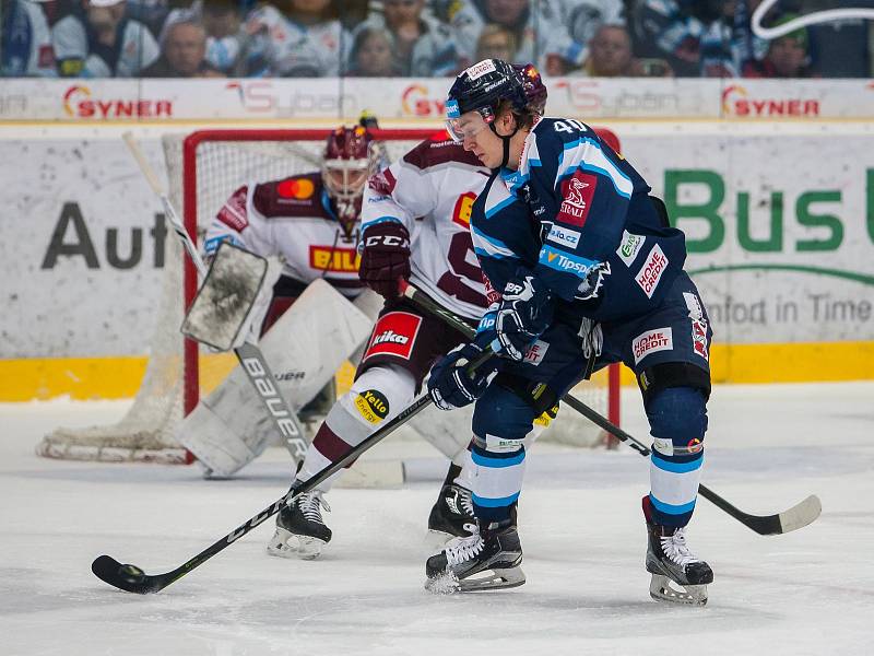 První zápas předkola play off extraligy Bílí Tygři Liberec - HC Sparta Praha.