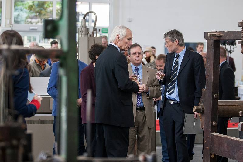 Technické muzeum v Liberci otevřelo 8. září v areálu bývalého výstaviště nový pavilon. Návštěvníci v něm uvidí expozici průmyslové minulosti i současnosti Libereckého kraje. Na snímku druhý zprava je izraelský velvyslanec Daniel Meron.