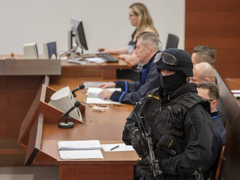 Soud se třemi muži, kteří jsou obžalovaní z vraždy Martina Říhy začal 29. března 2017. Zakladatel První pražské družstevní záložny zmizel před 13 lety a dlouhou dobu patřil k nejhledanějším Čechům v databázi Interpolu.