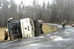 Autobus plný lidí havaroval v sobotu kolem deváté hodiny ranní u Osečné na Liberecku.