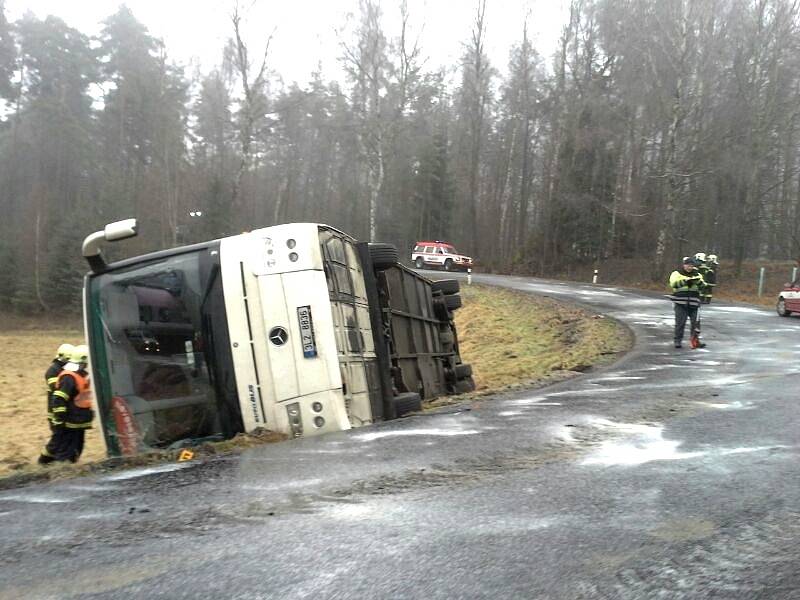 Autobus plný lidí havaroval v sobotu kolem deváté hodiny ranní u Osečné na Liberecku.