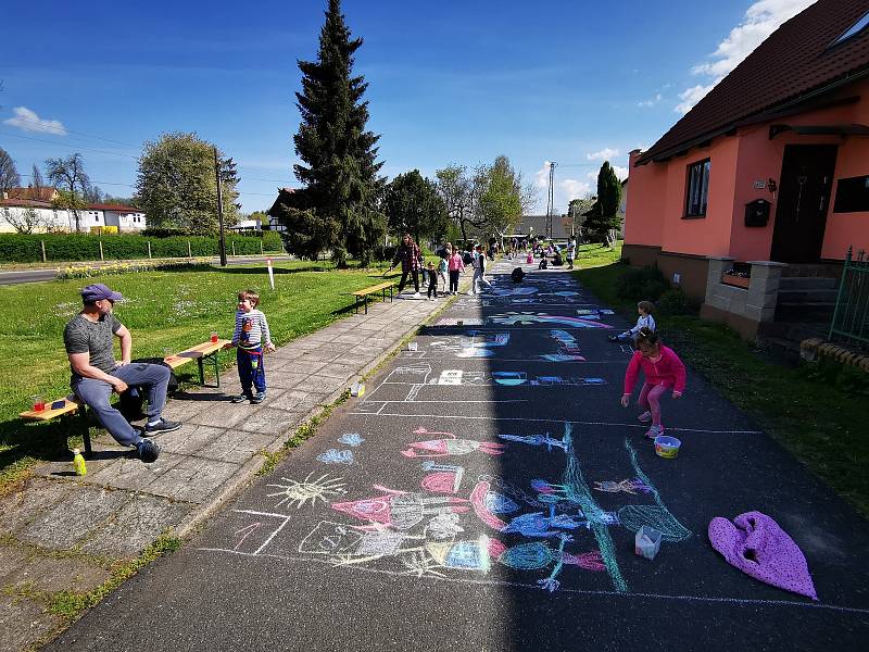 Malí malíři vyzdobili náves v Kunraticích na Frýdlantsku.