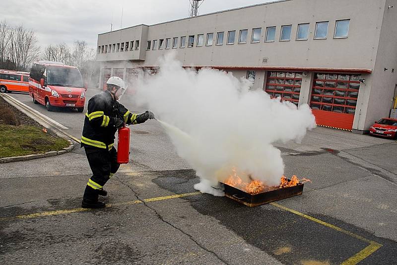 Do své poslední služby nastoupil hasič tělem i duší Lumír Jíra. Rozloučit se s ním přišli nejen kolegové ze směn, ale také zástupci z vedení Hasičského záchranného sboru Libereckého kraje.