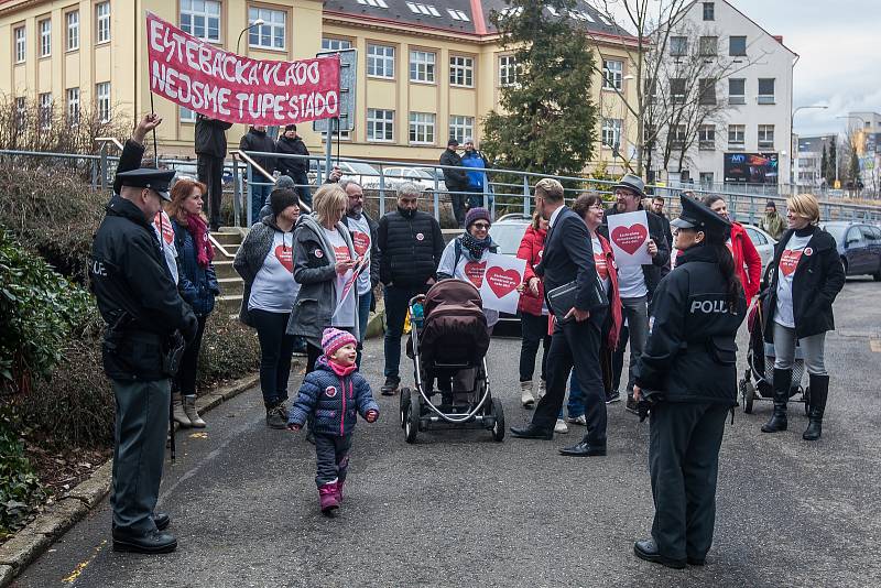 Výjezdní zasedání vlády ČR v Libereckém kraji proběhlo 13. března. Na snímku je tichý protest u sídla Libereckého kraje v Liberci.