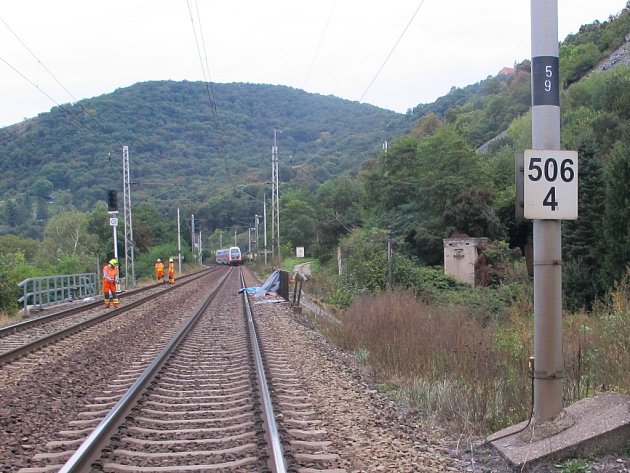 Místo tragického střetu vlaku se ženou u Prackovic na Ústecku zachycené v průběhu vyšetřování případu. 