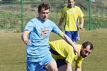 DERBY PO BODU. V Nové Vsi remizovala Krásná Studánka 1:1. V modrém dresu je domácí Petr Čermák, v pádu je studánecký Martin Herman. 