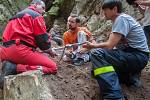 V lese u části Obce Vyskeř - Skalany snaží hasiči a záchranáři již šestým dnem vyprostit psa, který uvízl v liščí noře mezi skalami.