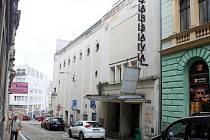 LIBEREČTÍ ZASTUPITELÉ ROZHODLI, že prodají jen část budovy kina Varšava, kde je nyní v dlouhodobém nájmu oblíbená restaurace. Výtěžek město použije na rekonstrukci kina.