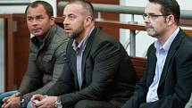 Krajský soud v Liberci řeší případ šesti mužů, kteří podle obžaloby násilím vymáhali po svém obchodním partnerovi z Liberce milion korun.