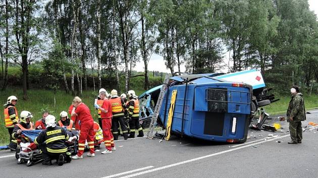 Neštěstí u Rynoltic, dva muži zemřeli při srážce dodávky s cisternou.