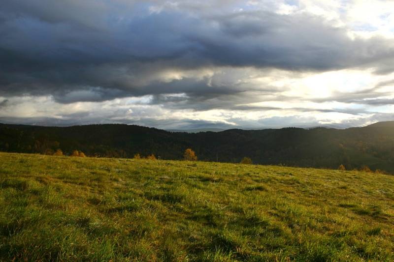 Mraky nad loukou.