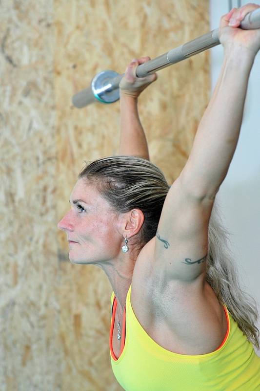 CROSSFIT. Nejprve cvičíme s násadou od koštěte. Poté přesedláme na olympijskou osu. Cvičíme i s kettlebellem a medicinbalem. Na konci tréninku jedeme sestavu všech cviků.