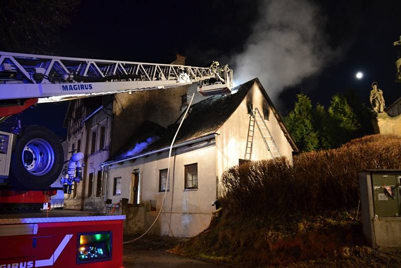 Požár domu v Hodkovicích nad Mohelkou.