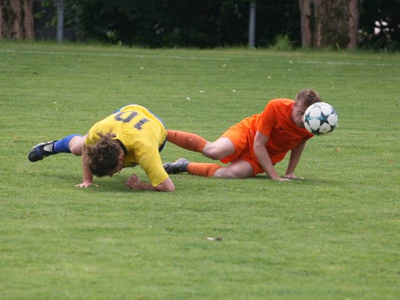 Krásná Studánka (ve žlutém)prohrála doma derby s Doubím 0:5.