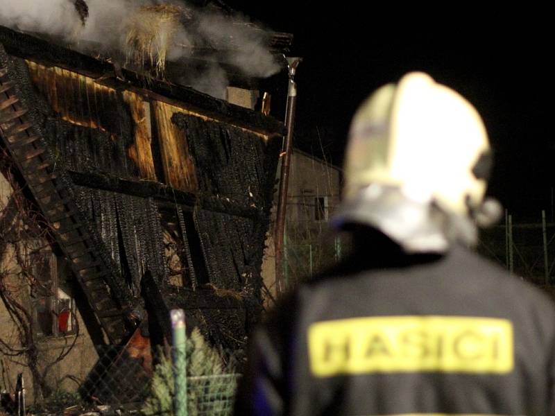 Hospodářskou budovu zachvátil ve čtvrtek po jednadvacáté hodině ve Vísce na Frýdlantsku požár. Již v době příjezdu hasičů byl celý objekt v plamenech.