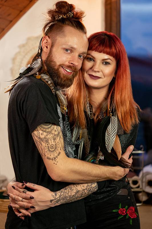 Anička a Vlado Škardovi (na fotce) tvoří módní doplňky a šperky v libereckém ateliéru Carbickova Crowns už od roku Fotka vznikla ve spolupráci s Miou Križkovou.