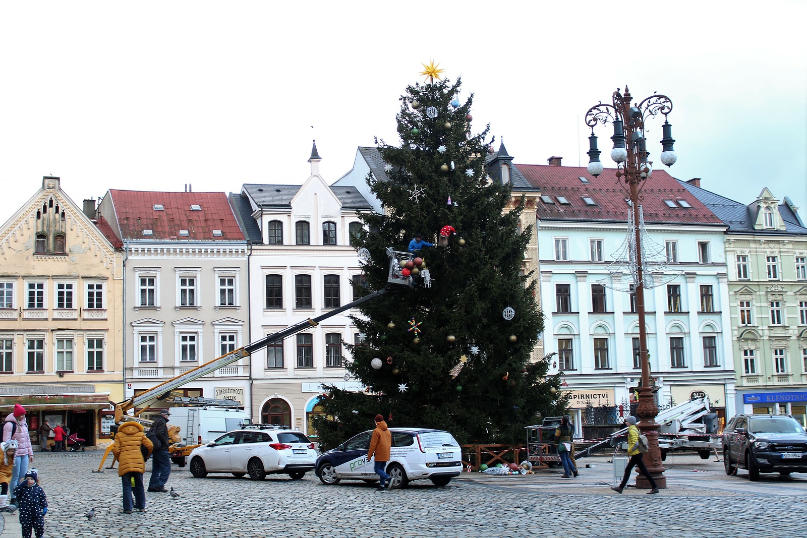 Vánoční strom na libereckém náměstí je bez ozdob. Čeká na odvoz - Liberecký  deník