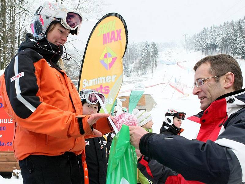 PRVNÍ VÍTĚZKA. Dominika Drozdíková z Libereckého kraje přebírá od Romana Kumpošta ocenění za první místo v obřím slalomu starších žákyň.