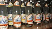 Pramen Vratislavické kyselky letos slaví 160 let od jeho objevení. Na trh se vrátila tradiční minerální voda ve skleněných lahvích.
