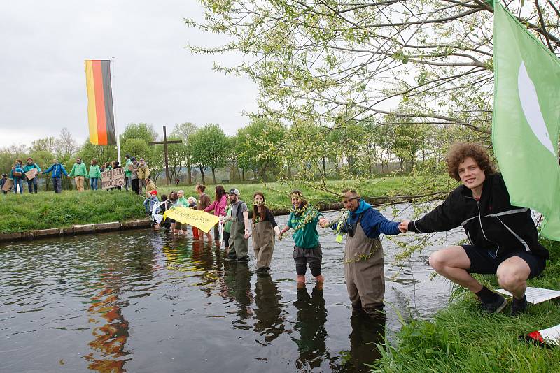 Živý řetěz proti rozšiřování dolu Turów na česko-polsko-německém Trojzemí.