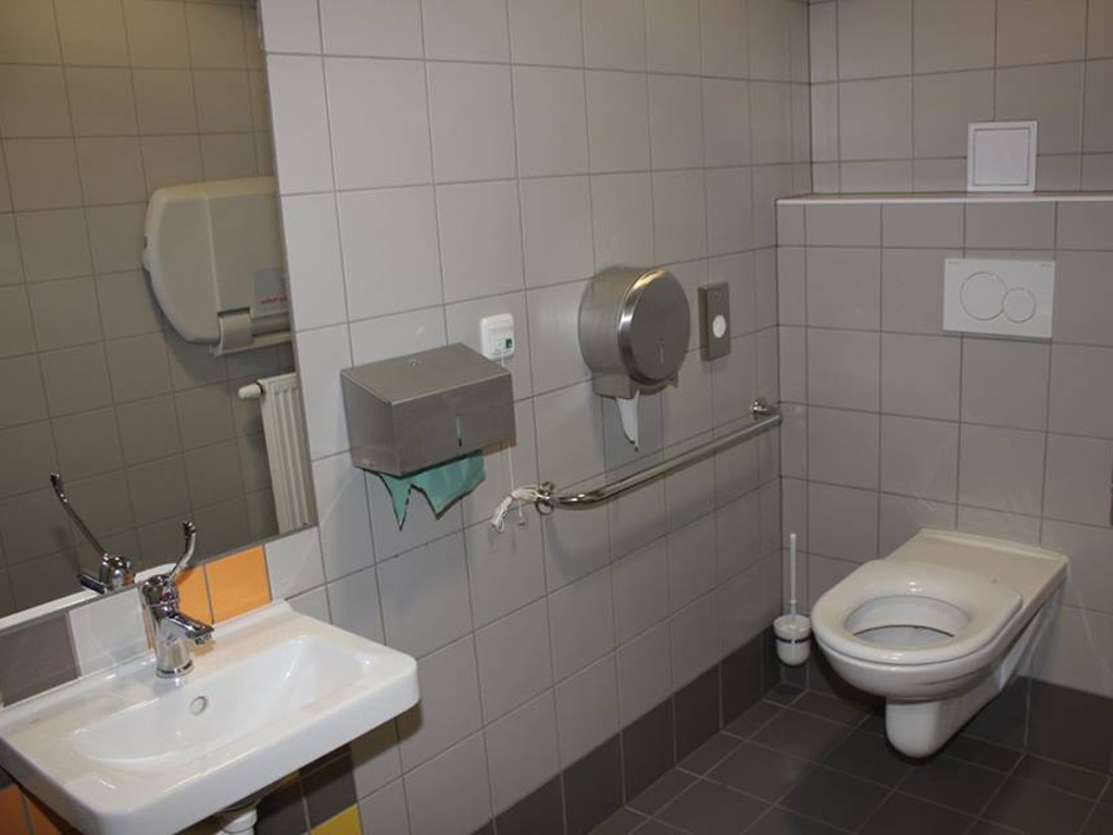 Nádraží má konečně veřejné WC, chybělo od roku 2013 - Krkonošský deník